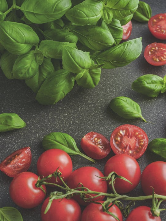 Cultivar hierbas aromáticas en el interior