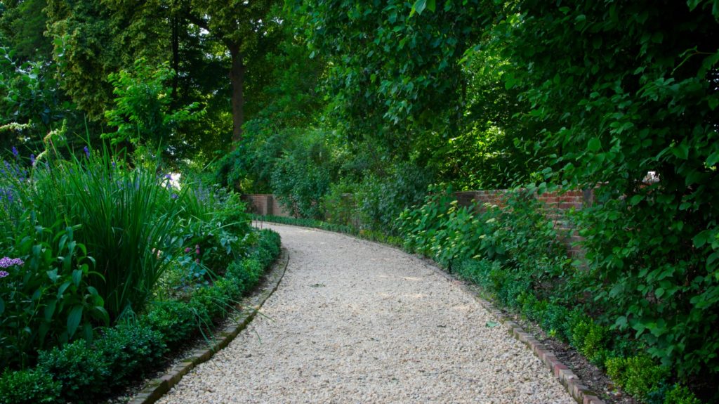 Hacer un camino de grava en el jardín
